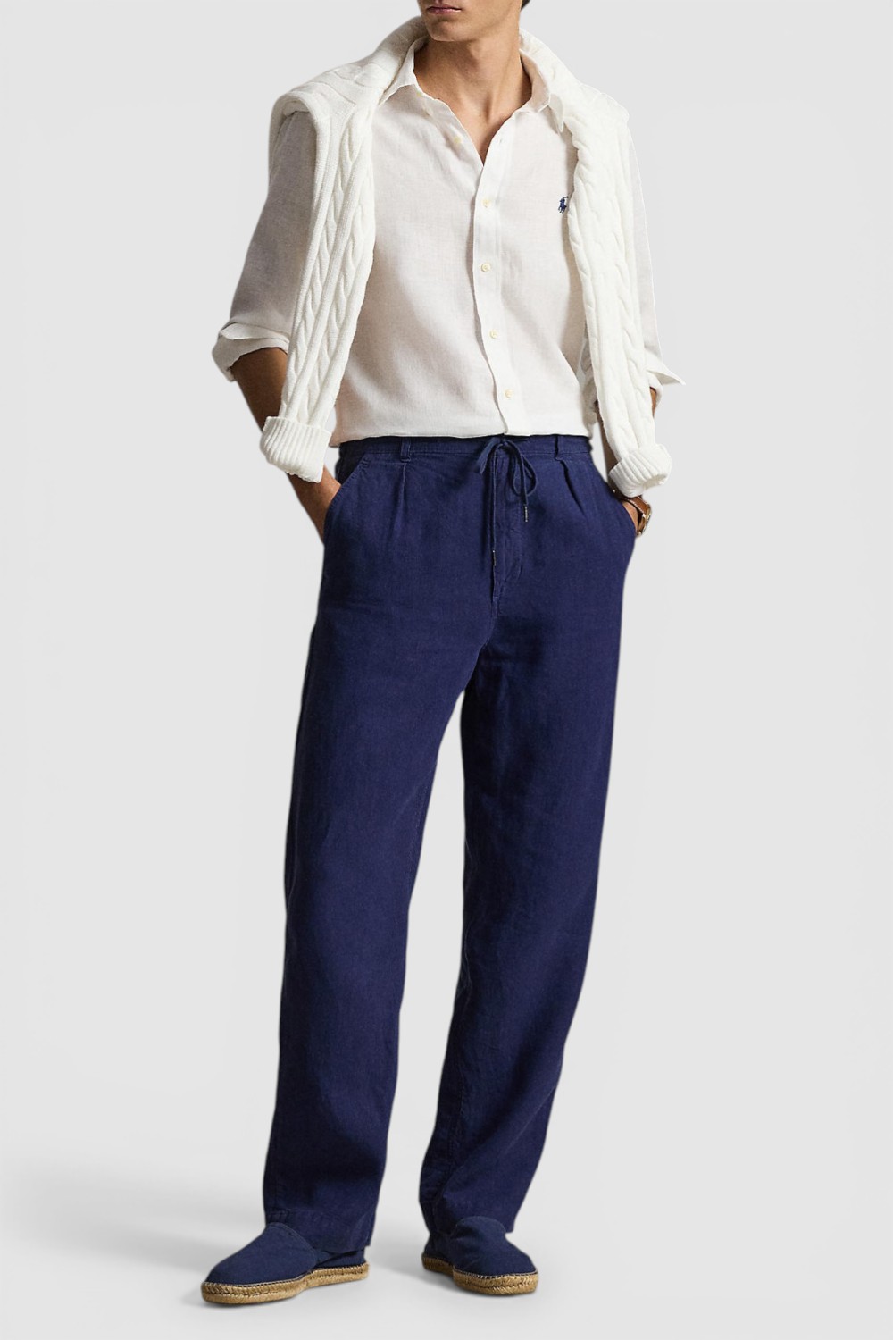 תמונת כל הלוק של חולצה מכופתרת ארוכה מפשתן